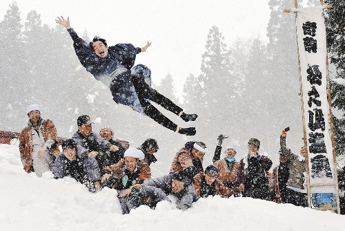 日本举行传统“扔女婿” 新婚男子被扔雪地